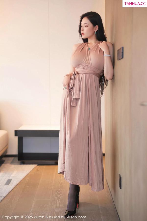 小娜比  [XiuRen]高清写真图 2025.06.19 No.10432 娜比 灰色长裙第4张图片